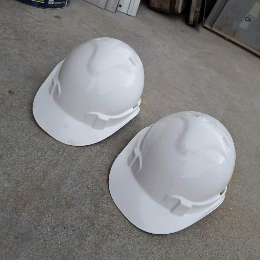 2x witte veiligheidsHelmen ophalen in Veurne of Merkem, Ophalen