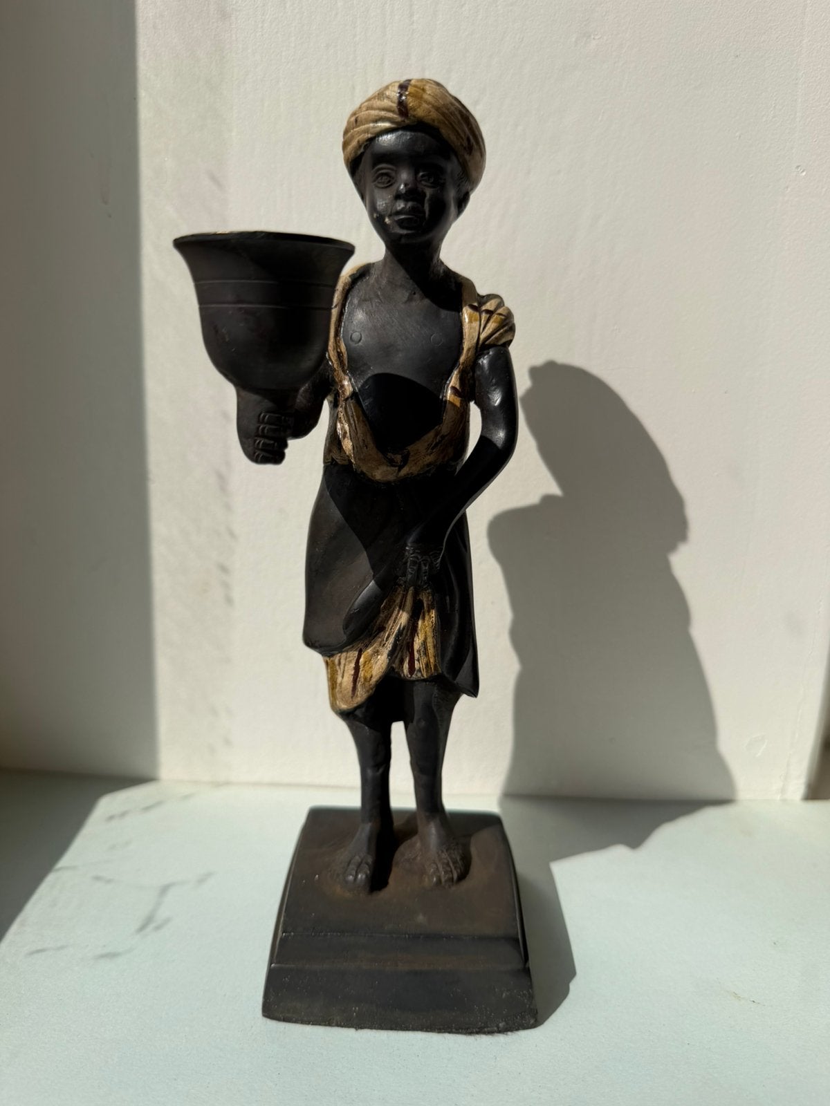 Vintage oriëntalistische bronzen kandelaar met tulbandfiguur, Antiek en Kunst, Ophalen, Brons, Beige