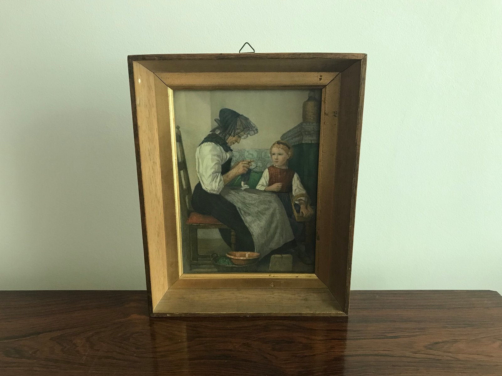 Oude houten lijst Dame met handwerk en kind achter glas, Ophalen of Verzenden