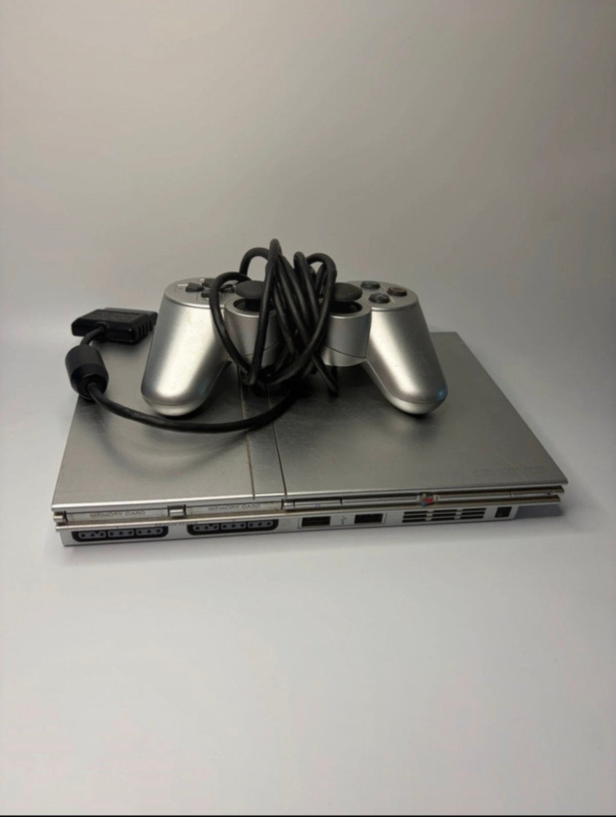 PlayStation 2 Slim Argentée + Manette Officielle Sony, Consoles de jeu & Jeux vidéo, Enlèvement ou Envoi, Comme neuf, Argent, Slim