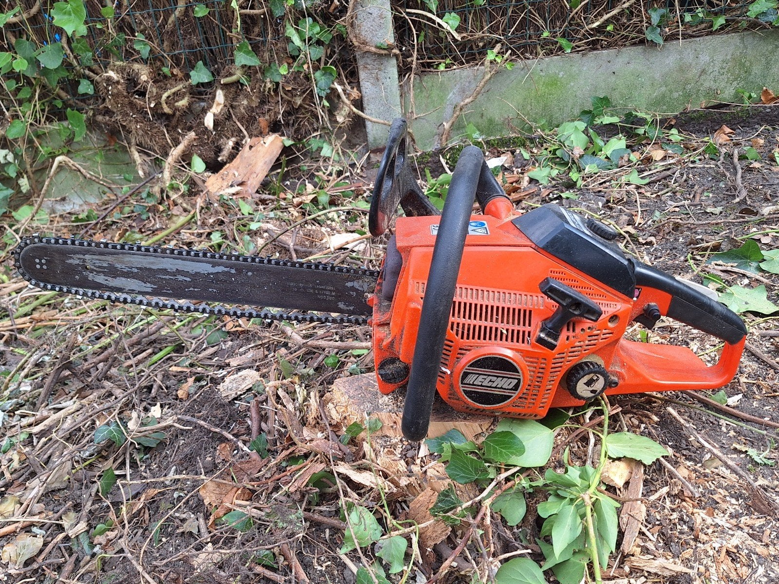 Kettingzaag met slijpmachine en ketting., Jardin & Terrasse, Outils à main, Enlèvement