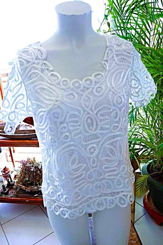 top bevestigd aan wit vreatief speciaal T-shirt, Taille 42/44 (L), Manches courtes, Comme neuf, Blanc