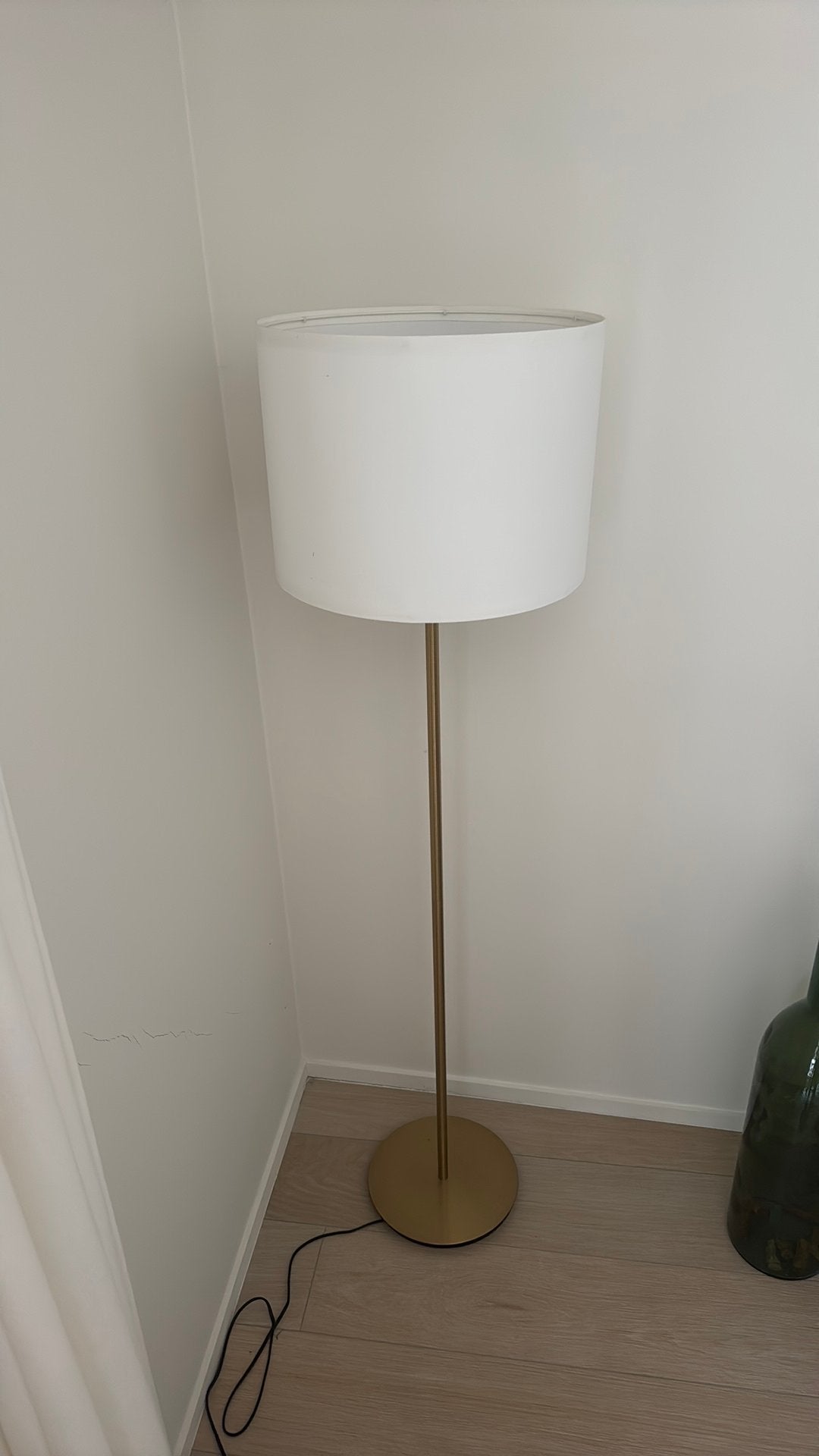 Staanlamp, gouden afwerking en witte lampenkap, Huis en Inrichting, Lampen | Vloerlampen, Ophalen, Overige fittingen, Zo goed als nieuw