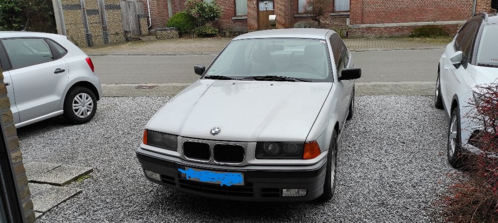 BMW 320 i, Autos, Cuir, Argent ou Gris, Carnet d'entretien, Noir