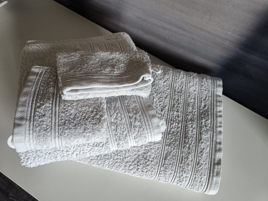 bad handoeken set, Huis en Inrichting, Badkamer | Badtextiel en Accessoires, Ophalen, Zo goed als nieuw, Wit, Handdoek