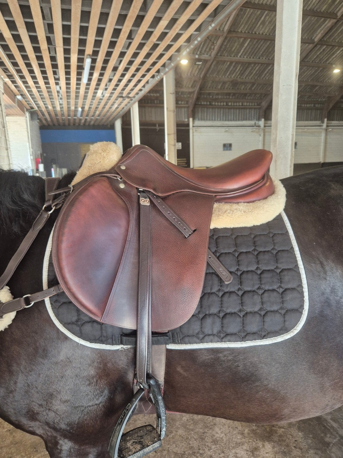Spring zadel 17,5 inch te koop, Dieren en Toebehoren, Paarden en Pony's | Zadels, Ophalen