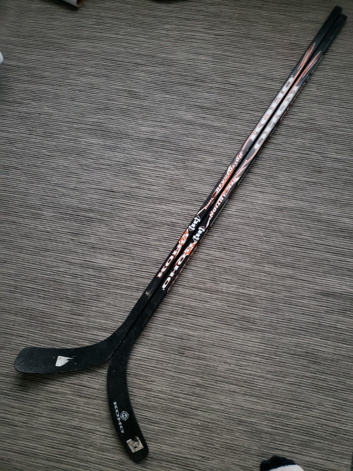 Bâtons de hockey, Enlèvement