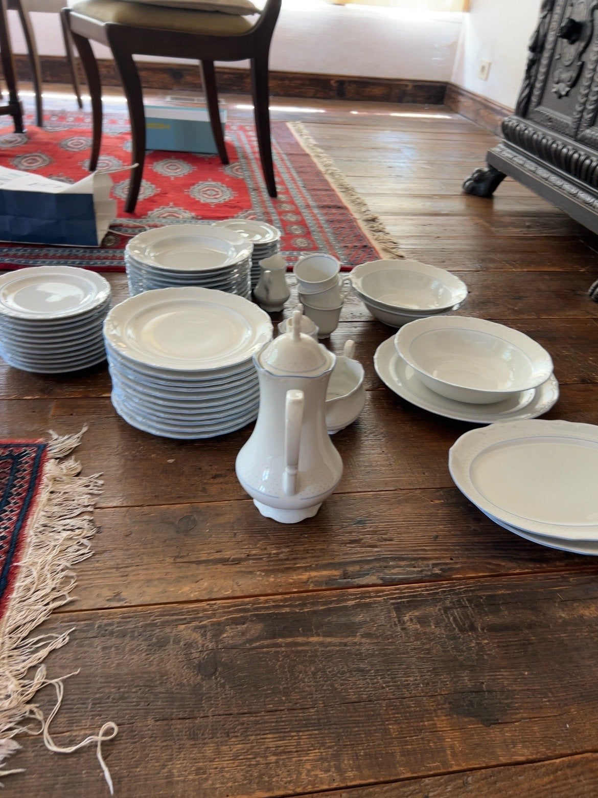 Klassiek porseleinen servies – wit met subtiel blauw, Ophalen