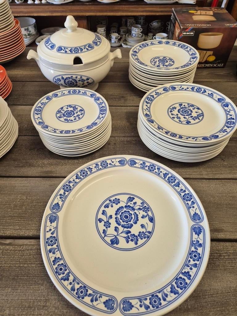 Lot de 38 pièces MEDICIS MRL
Boch La Louvière, Enlèvement