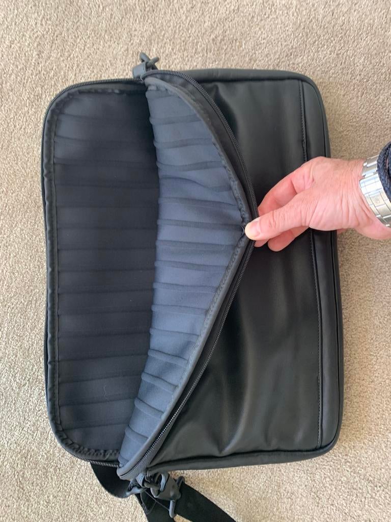 Tumi Computer sleeve zwart leder, Ophalen, 17 inch of meer, Nieuw, Aktetas