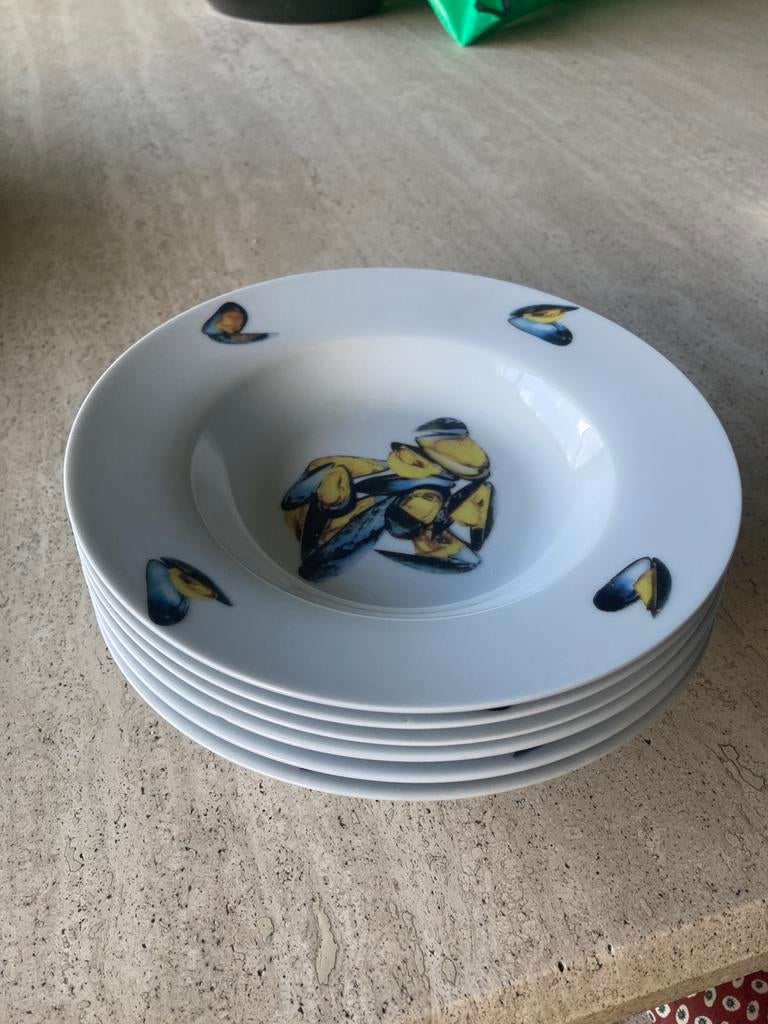 6 assiettes creuses porcelaine decor moules, Enlèvement ou Envoi