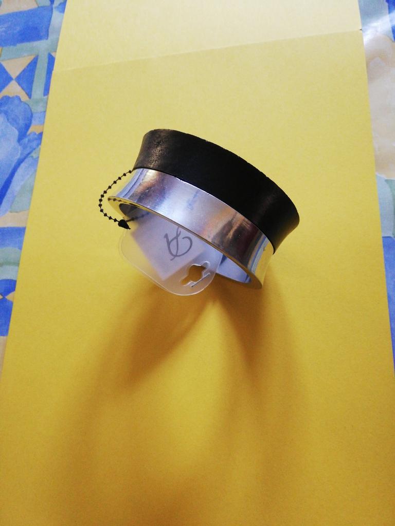 Bracelet noir et argenté. Neuf., Handtassen en Accessoires, Armbanden, Ophalen of Verzenden, Zo goed als nieuw, Zwart, Hout