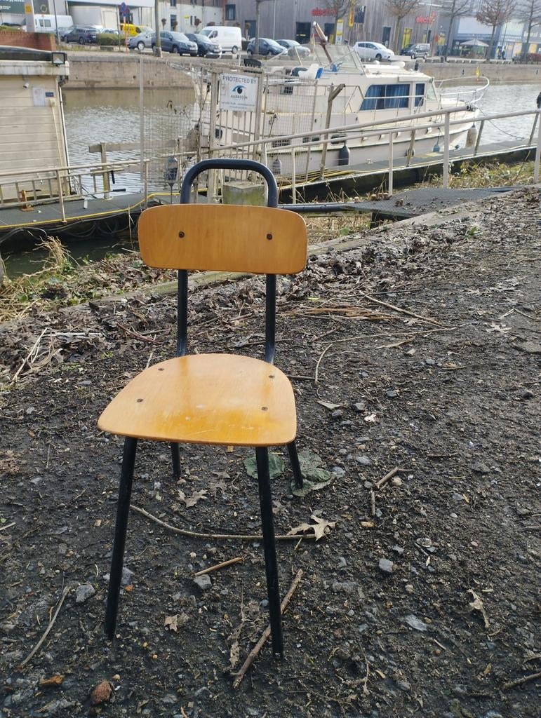 Chaise bébé, chaise d'école, Enlèvement