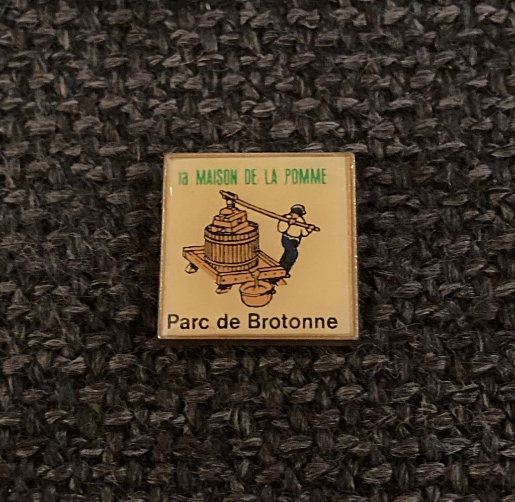 PIN - LA MAISON DE LA POMME - PARC DE BROTONNE - FRANCE, Verzenden, Gebruikt, Overige onderwerpen, Speldje of Pin