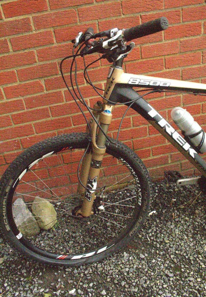 Fiets uit de Trek 8500-serie, Fietsen en Brommers, 49 tot 53 cm, Zo goed als nieuw, 15 tot 20 versnellingen, Schijfrem