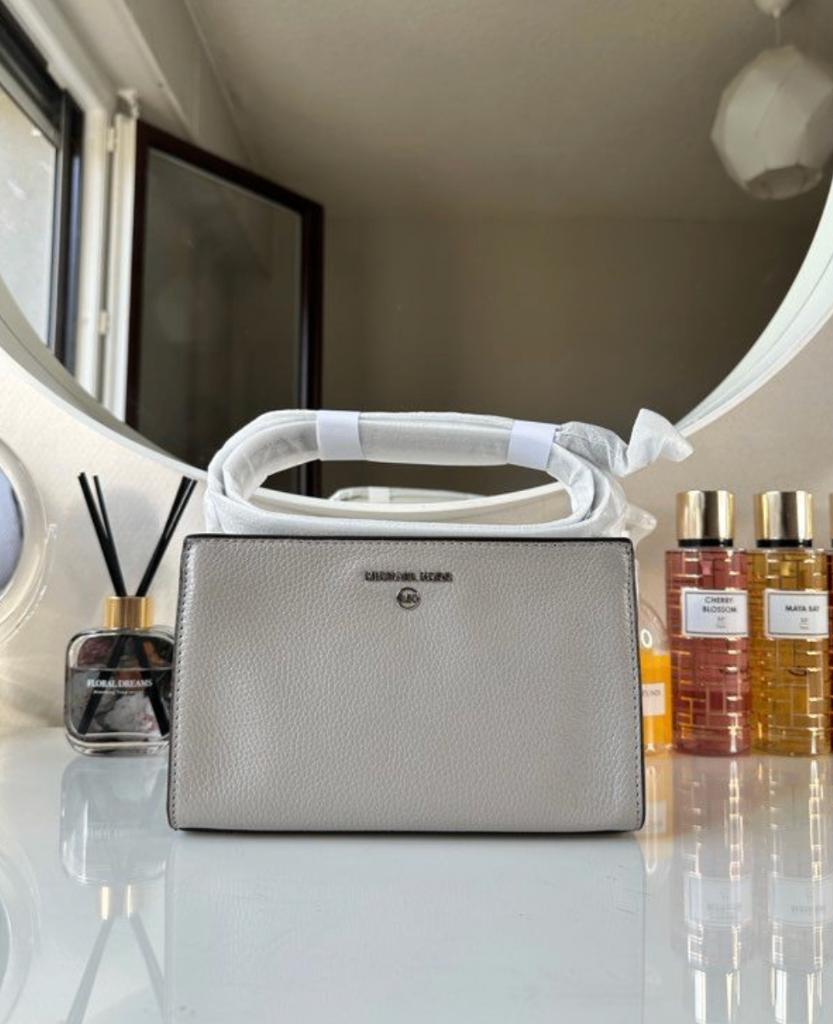 Sac Michael Kors Valerie Medium Pebbled Leather, Bijoux, Sacs & Beauté, Sacs | Sacs Femme, Enlèvement ou Envoi, Neuf, Gris, Sac à bandoulière