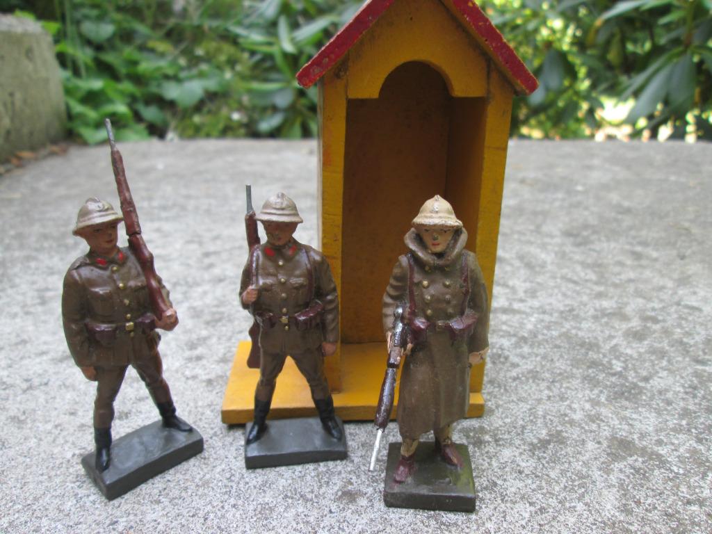 3 Belgische speelgoed soldaten met houten wachthuisje LINEOL, Verzamelen, Ophalen of Verzenden