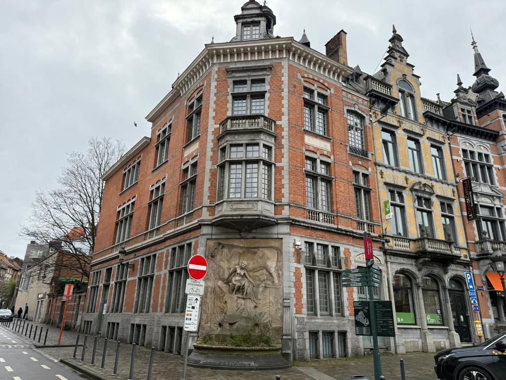 Superbe bureaux -  200m2 - avec garage et stockage, Immo