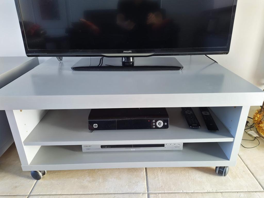 TV en stereo meubel op wieltjes in lichtgrijs, Ophalen, Zo goed als nieuw
