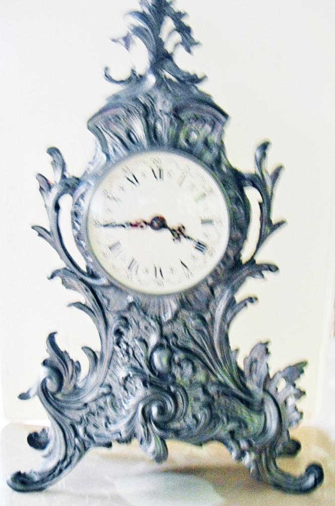 Pendule de cheminée en étain de style Louis XV neuve, 50 cm, Enlèvement ou Envoi, Neuf, Analogique, Horloge sur pied