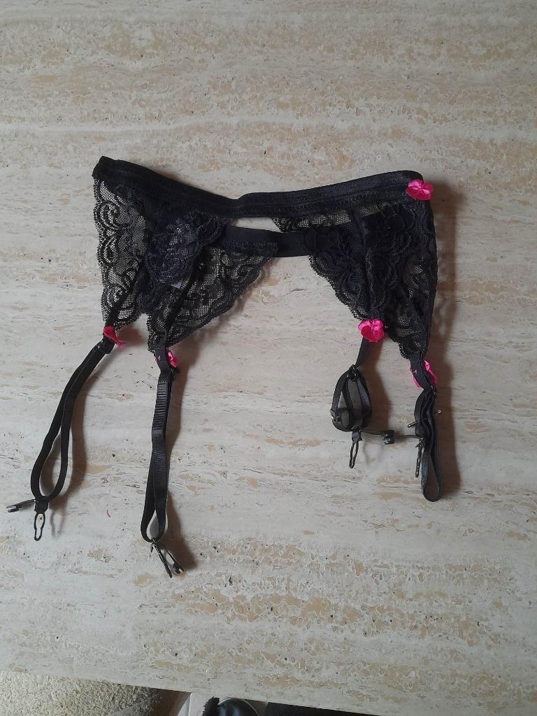 Porte-jarretelles noir avec nœuds roses Taille : S, Music Legs Lingerie, Enlèvement ou Envoi, Noir