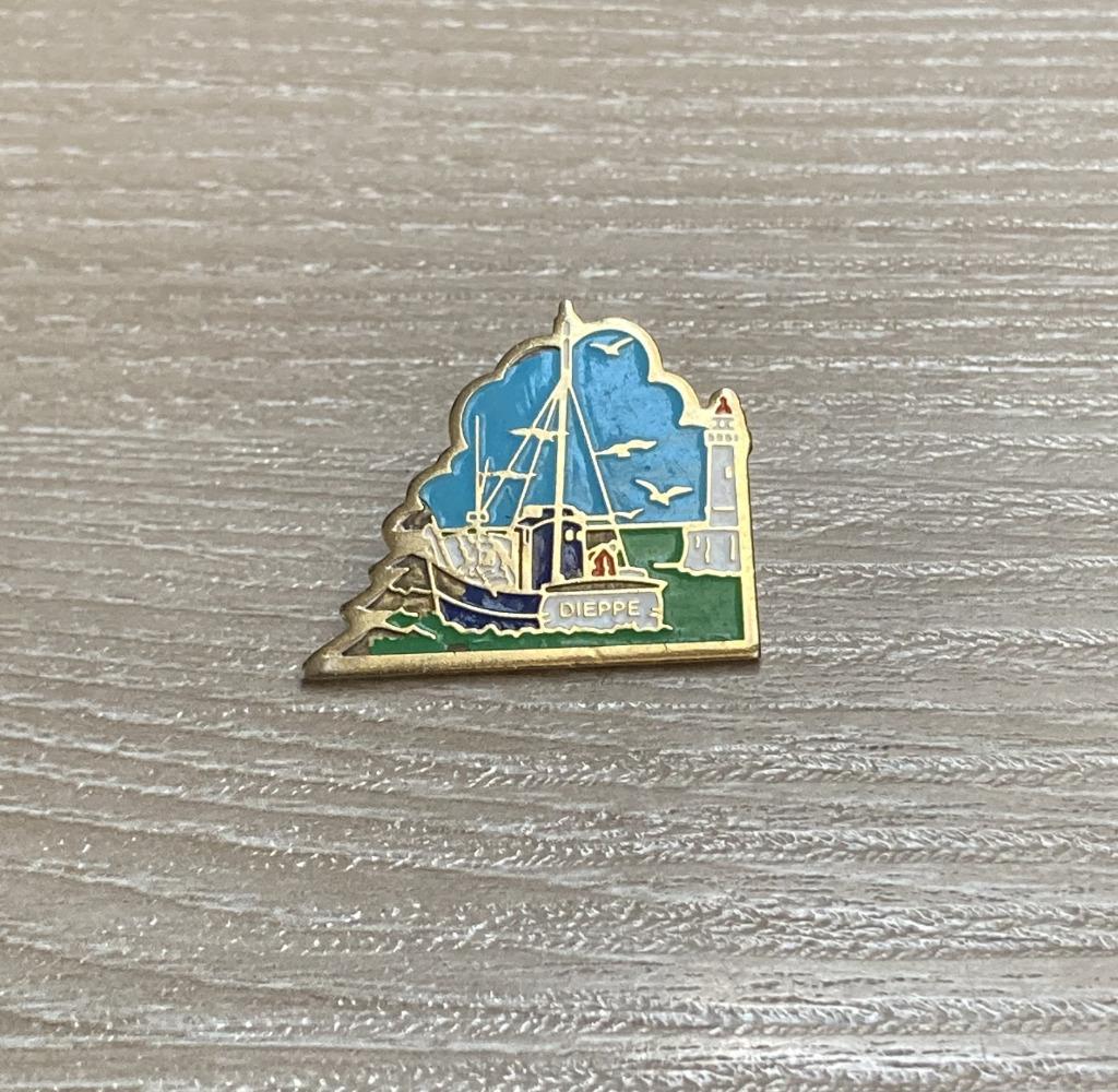 PIN - DIEPPE - FRANCE - FRANKRIJK - VISSERSBOOT, Verzenden, Gebruikt, Stad of Land, Speldje of Pin