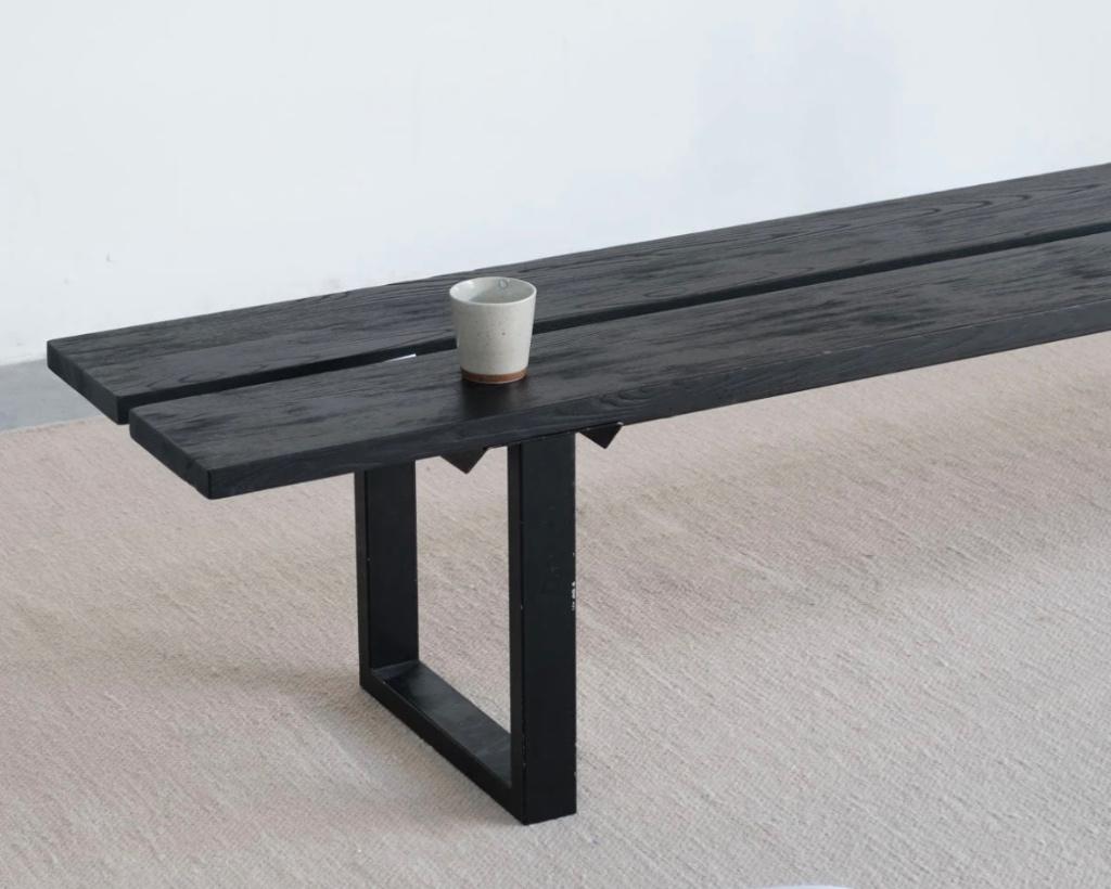 Zitbank in zwart hout - 240 cm lang - merk Furnified, Antiek en Kunst, Ophalen