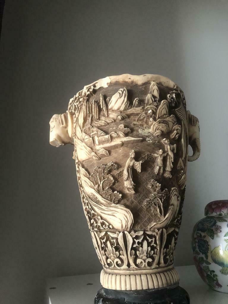 Grand vase chinois à tête d'éléphant - Ivoirine