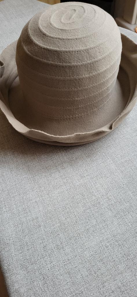 Chapeau en feutre pour femme comme NEUF !, Enlèvement ou Envoi, Comme neuf, 55 cm (S, 6⅞ pouces) ou moins, Chapeau