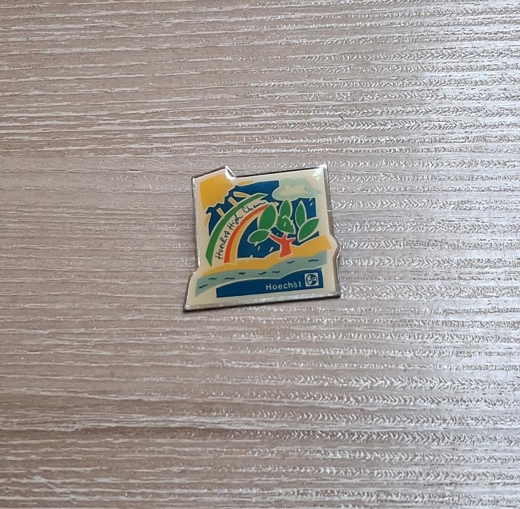 PIN - HOECHST - CHEMIE - CHIMIE, Envoi, Utilisé, Autres sujets/thèmes, Insigne ou Pin's