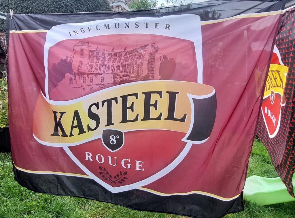 Grand drapeau kasteel rouge, Enlèvement ou Envoi, Comme neuf