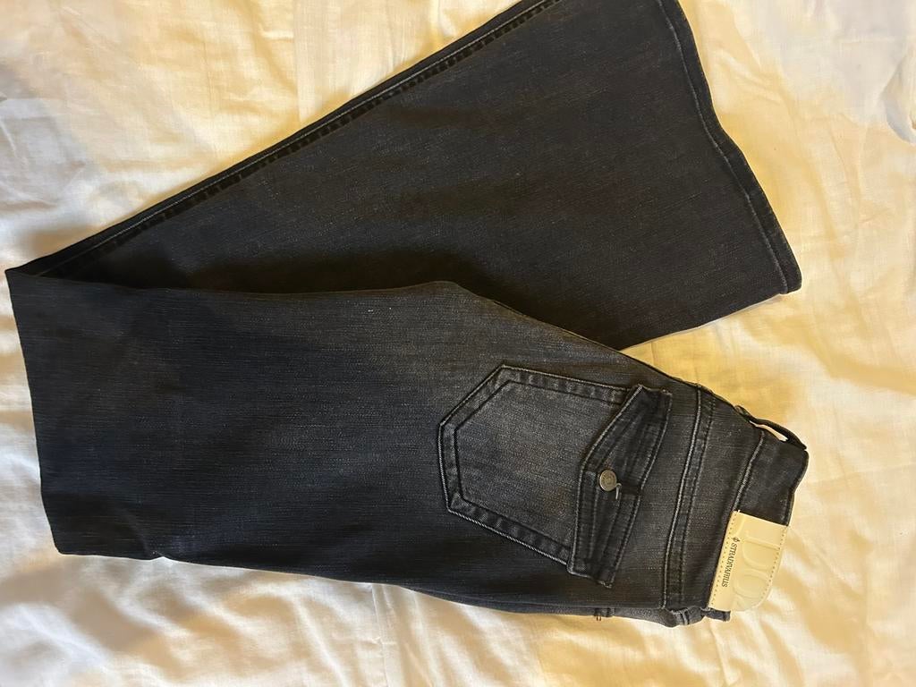 Zwarte flared jeans van de stradivarius maat 34, Zwart, Ophalen of Verzenden, Zo goed als nieuw, Maat 34 (XS) of kleiner