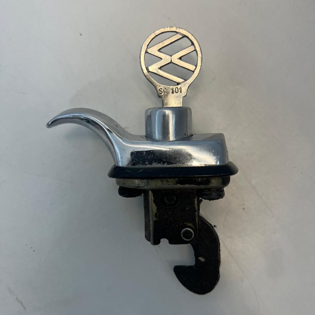 VW Kever Motordekselgreep slot 65-66, Verzenden, Gebruikt