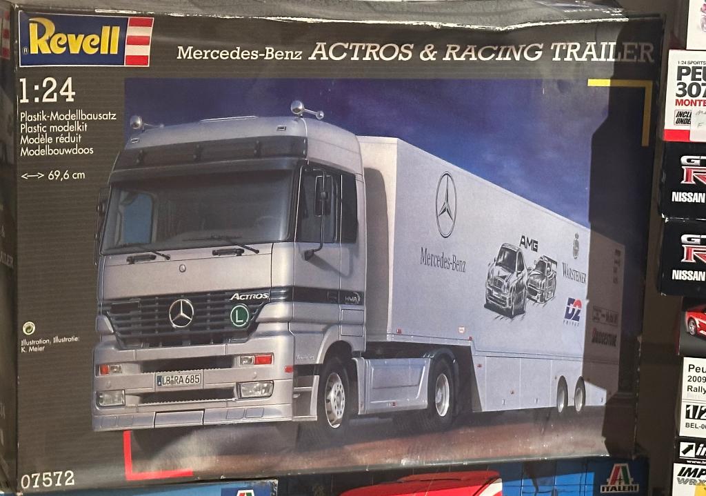 Mercedes Actros met race trailer., Ophalen of Verzenden, Nieuw, Truck, Revell