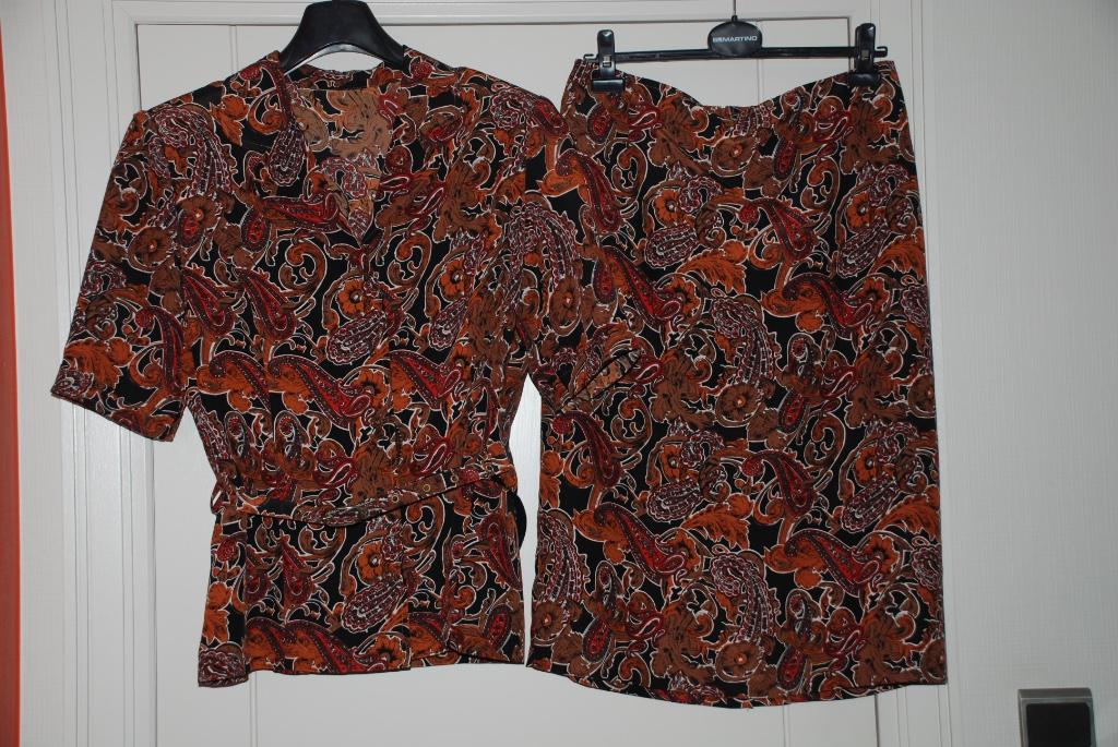 Mooi damesensemble rok + bloes, maat 44., Kostuum of Pak, Bruin, Maat 42/44 (L), Ophalen of Verzenden