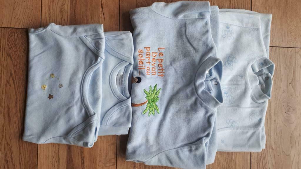 2 pyjamas et 2 body 12 mois, Enlèvement, Comme neuf, Garçon ou Fille, Costume