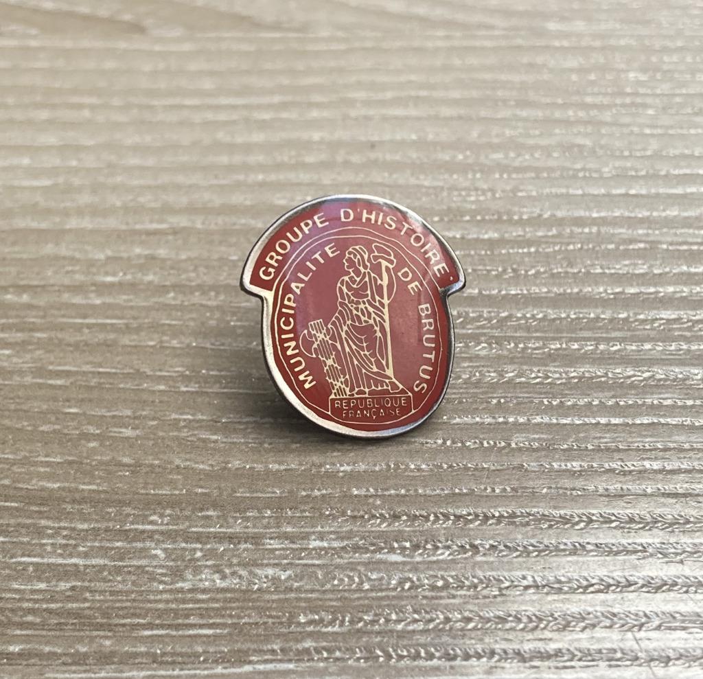 PIN - GROUPE D'HISTOIRE - MUNICIPALITE DE BRUTUS - FRANCE, Verzenden, Gebruikt, Overige onderwerpen, Speldje of Pin