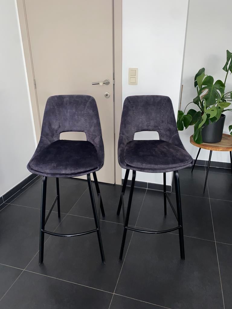 2 Suede Barstoelen donkergrijze kleur met Metalen Poten, Ophalen, Zo goed als nieuw