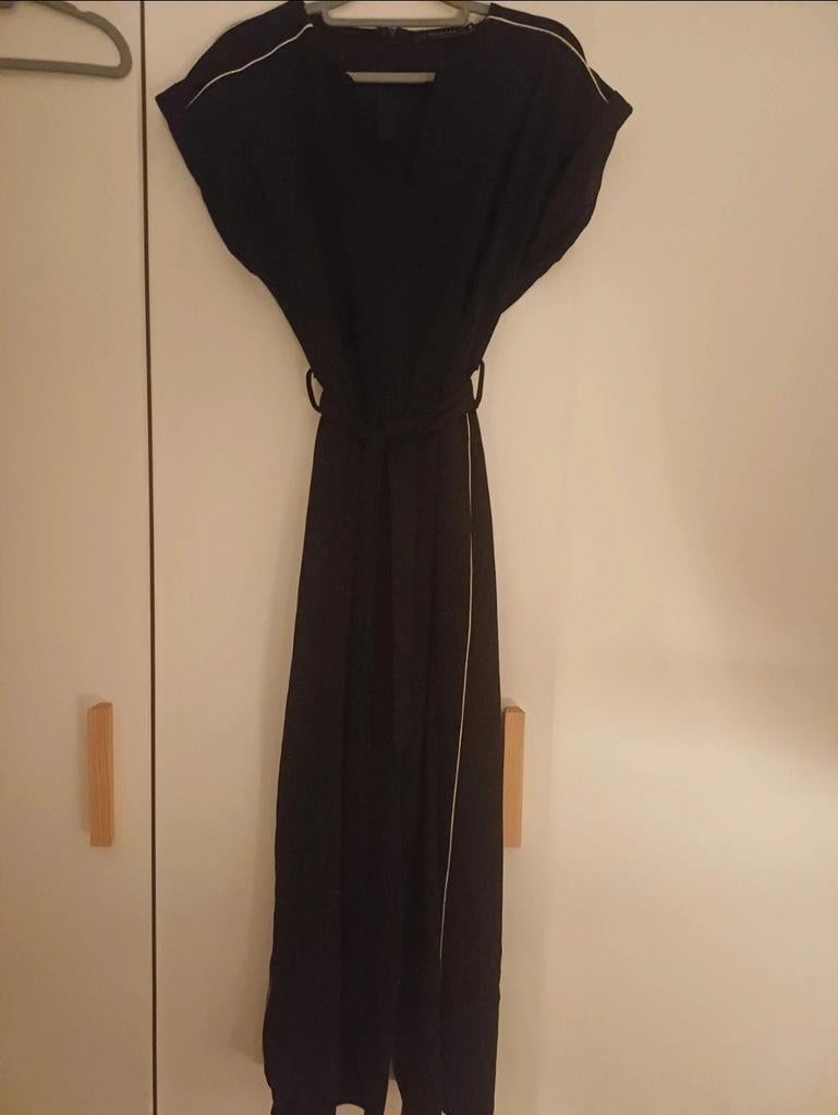 Zwarte jumpsuit, gouden lijn aan de zijkanten Lola Liza, Kleding | Dames, Jumpsuits, Ophalen of Verzenden, Zo goed als nieuw, Zwart