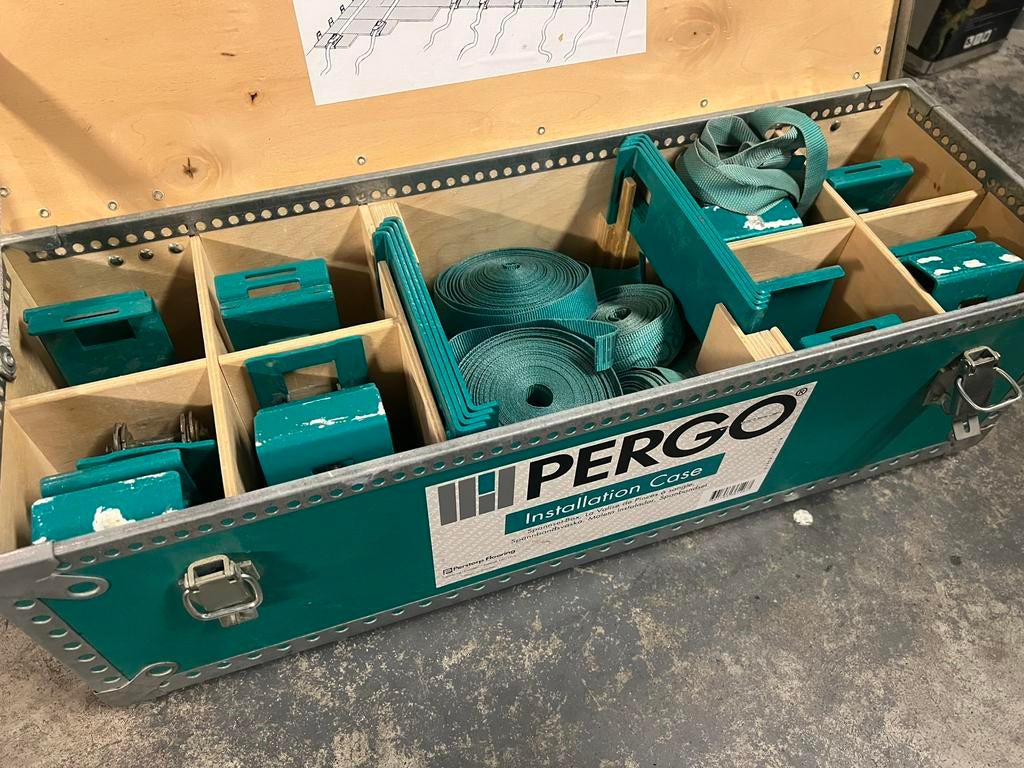 Pergo boite a sangles et accroche pour parquet, Enlèvement, Comme neuf
