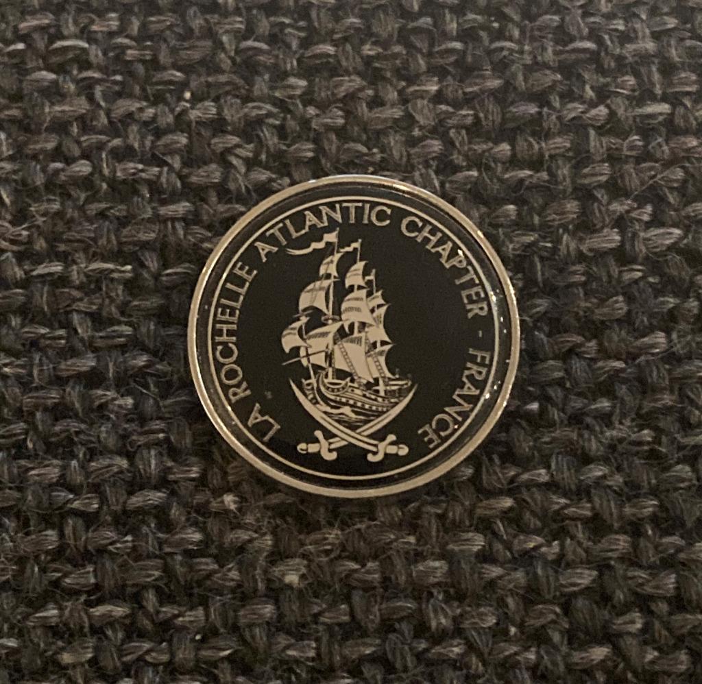 PIN - LA ROCHELLE ATLANTIC CHAPTER - FRANCE - PIRATENBOOT, Envoi, Utilisé, Autres sujets/thèmes, Insigne ou Pin's
