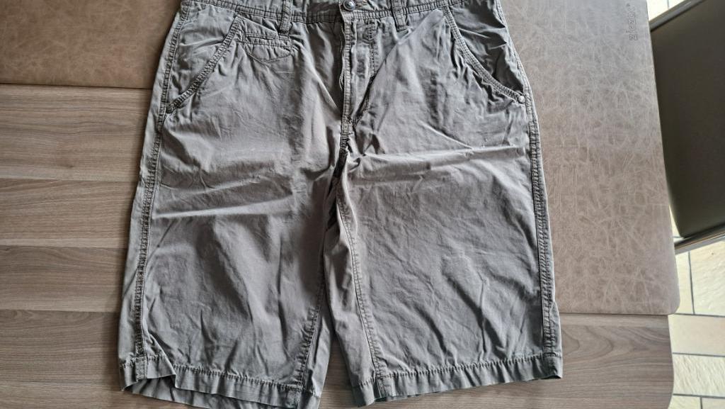 2 shorts voor heren maat 32, Enlèvement ou Envoi, Porté, Gris, W32 (confection 46) ou plus petit