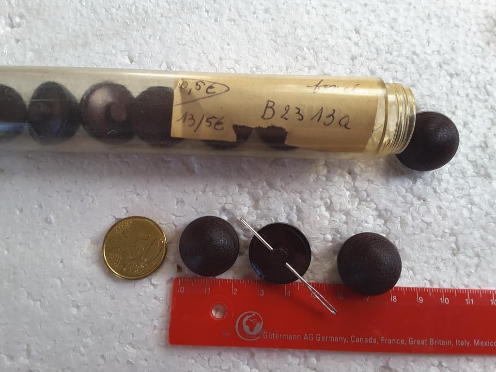 knopen 23 mm halve bol zeer donker matbruin met schacht B231, Ophalen of Verzenden, Nieuw, Knoop of Knopen