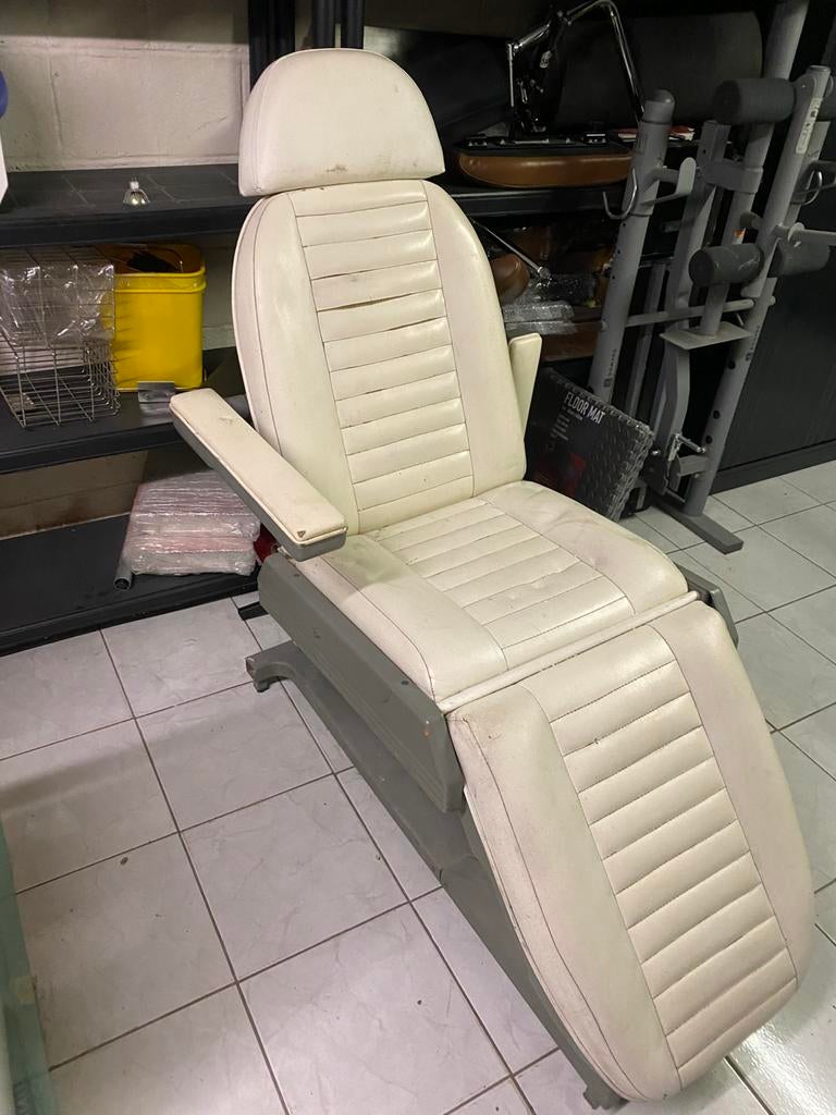 Fauteuil de tatouage A DONNER., 150 cm ou plus, Cuir, Enlèvement, Utilisé