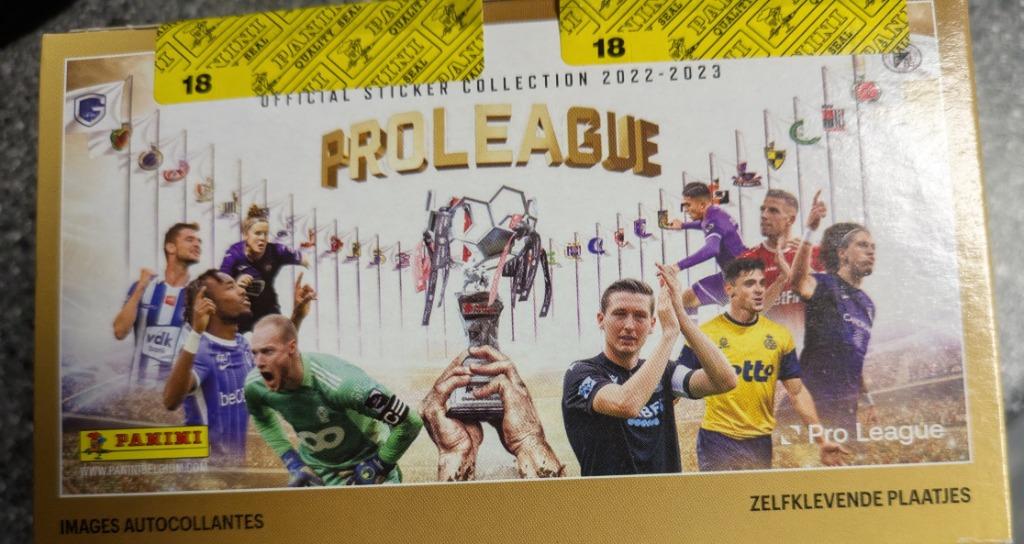PANINI FOOTBALL 2022/23 DOOS BOX 100 ZAKJES SEALED jpl, Hobby en Vrije tijd, Verzenden, Nieuw