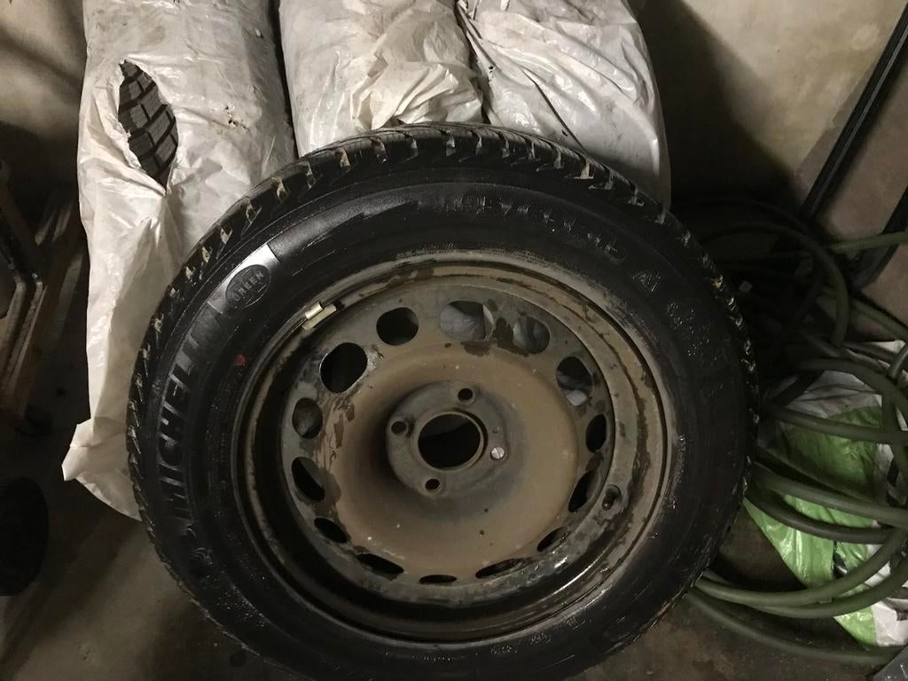 Pneus hiver dur jantes Michelin winterbanden 195/65 R15, Auto-onderdelen, Banden en Velgen, Ophalen, Gebruikt, Winterbanden, Banden en Velgen