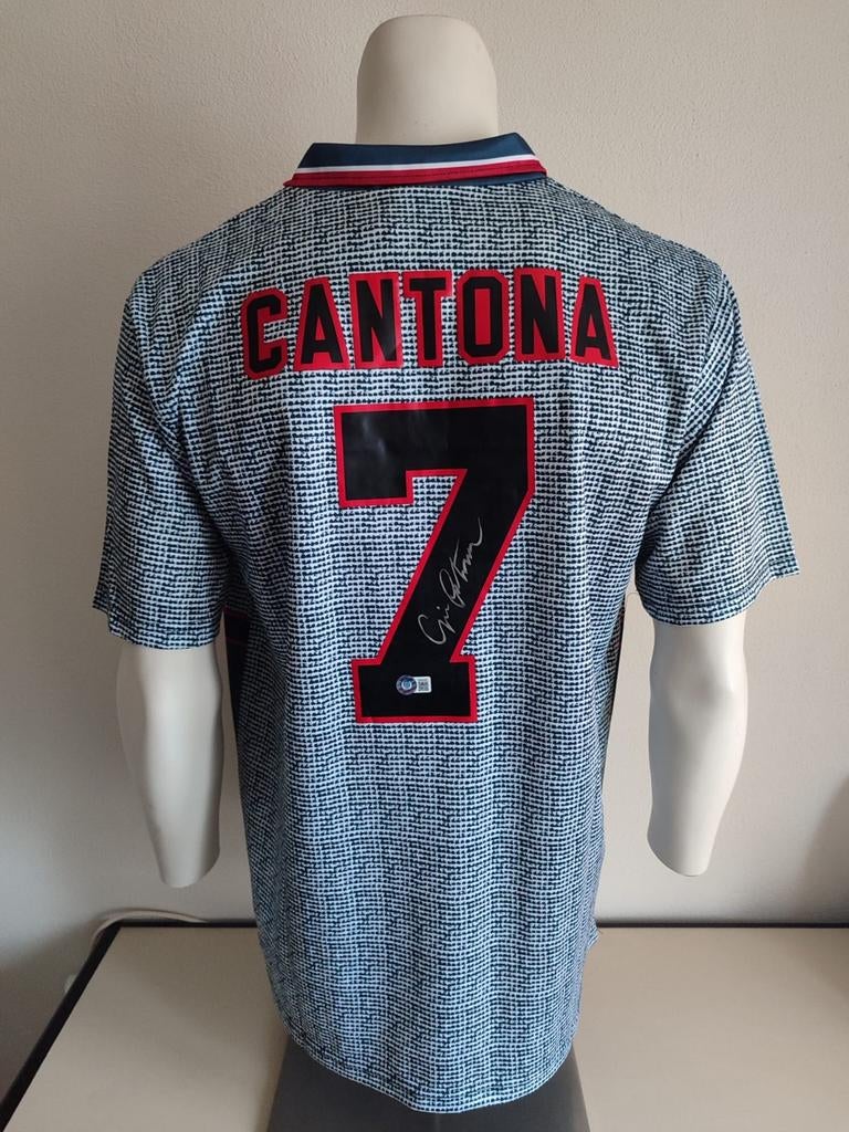 Eric Cantona a signé le maillot de Manchester United avec Be, Enlèvement ou Envoi, Maillot