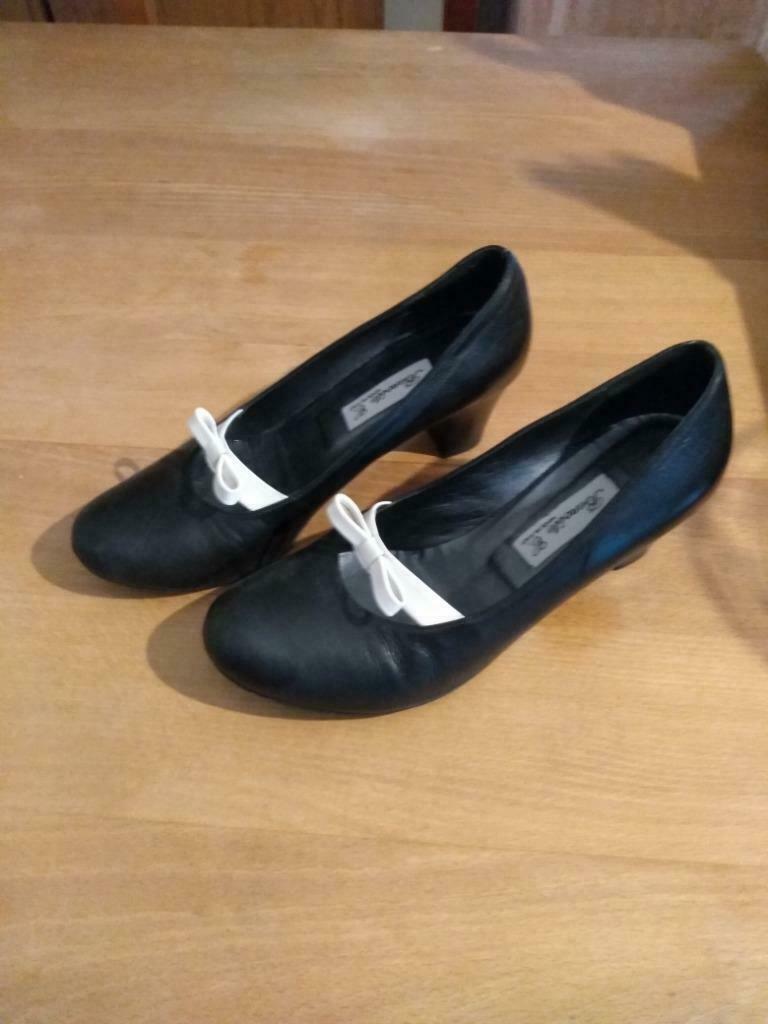 Mooie zwarte pump met wit strikje van het merk Benoîte C., Kleding | Dames, Benoîte C., Pumps, Zwart, Ophalen of Verzenden