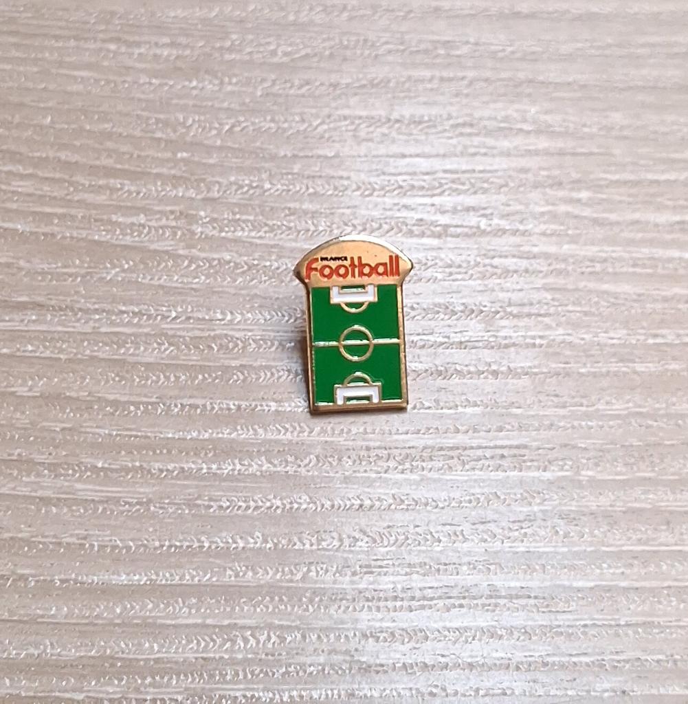 PIN - FOOTBALL - VOETBAL, Envoi, Utilisé, Sport, Insigne ou Pin's