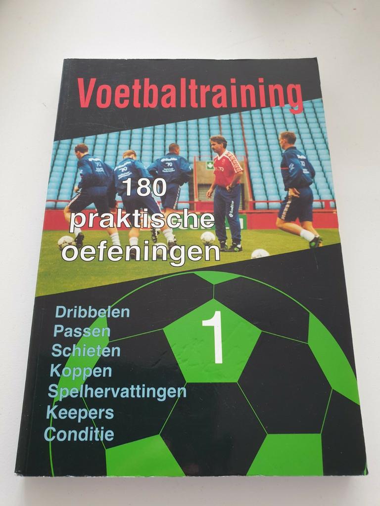 Voetbaltraining DEEL 1, 180 praktische oefeningen, Ophalen of Verzenden, Zo goed als nieuw